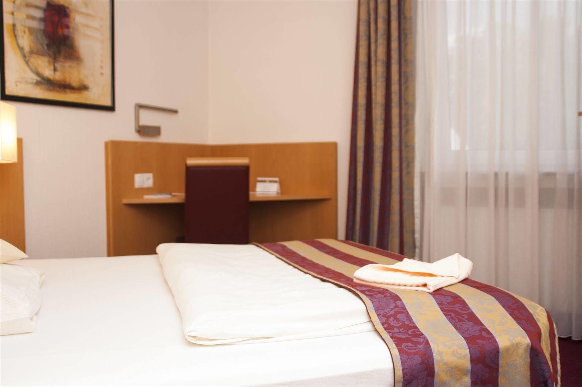 Hotel Zum Adler Бонн Экстерьер фото