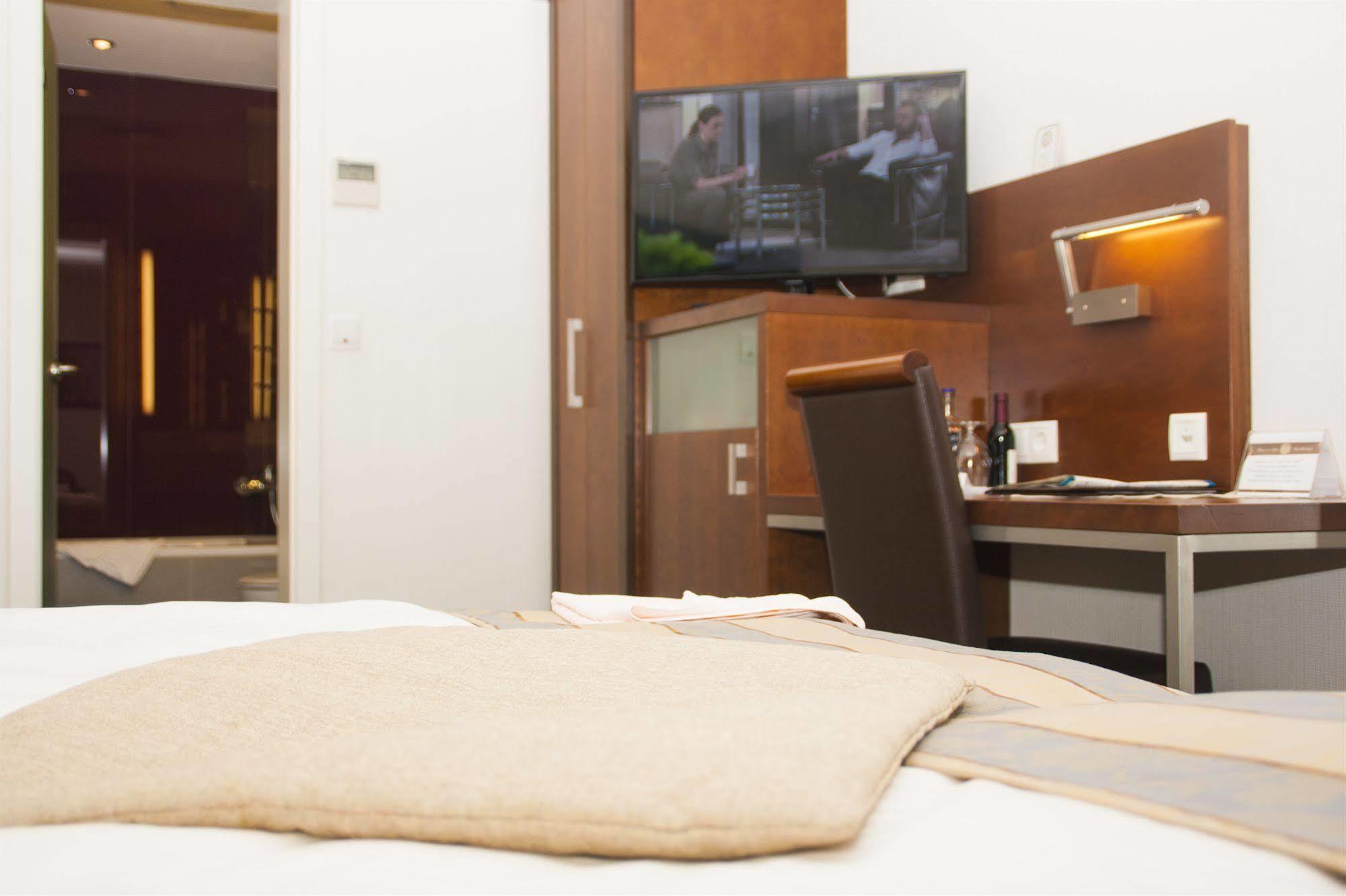 Hotel Zum Adler Бонн Экстерьер фото